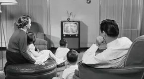 Como a sitcom evoluiu de piadas de rádio de 15 minutos para um fenômeno cultural